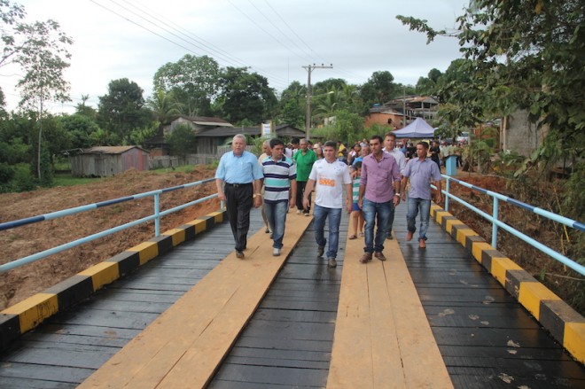 Prefeito André Hassem entregou ponte construída com recursos próprio - Foto: Alexandre Lima
