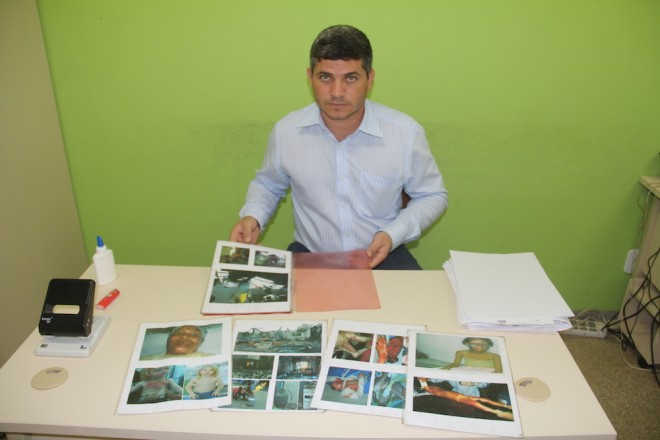 Delegado Sérgio Lopes mostra catálogo com fotos de pessoas queimadas que usavam para intimidar - Foto: Alexandre Lima