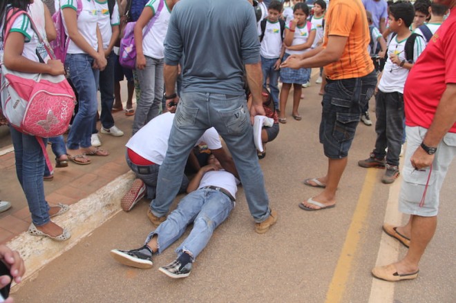 Criança ficou no chão a espera do resgate - Foto: Alexandre Lima