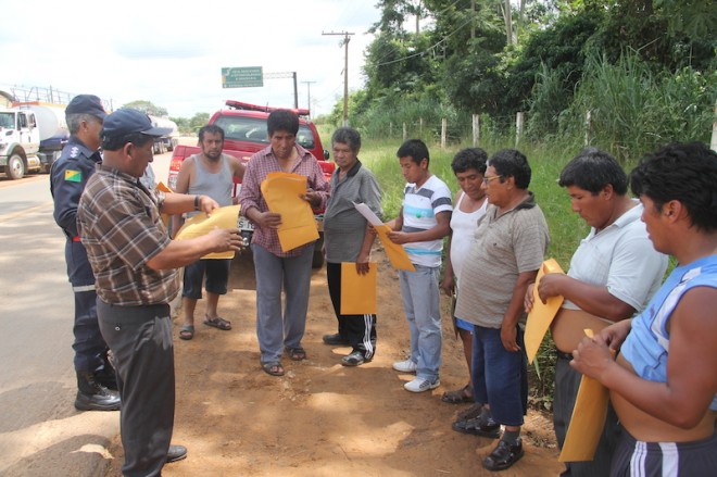 Caminhoneiros receberam os documentos da liberação por parte da Receita Federal para continuar viajem - Foto: Alexandre Lima 