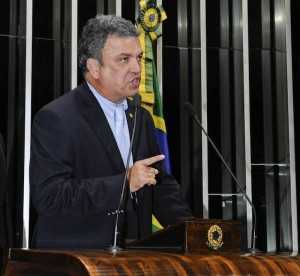 Senador Sérgio Petecão (PSD-AC) manifesta voto favorável à proposta (PEC 61/13) que estabelece indenização de R$ 25 mil e aumenta o valor da pensão dos chamados "soldados da borracha"