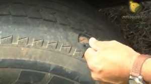 Além de carecas, os pneus apresentam furos - Foto/Captura