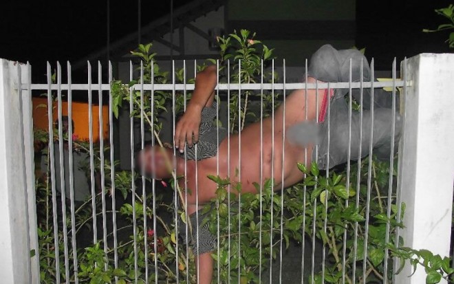 Homem ficou preso nas grandes quando tentou pular para dentro da delegacia - Foto: oaltoacre