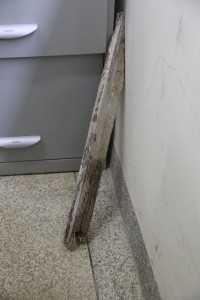 Pedaço da madeira usada para espancar a mulher em Epitaciolândia - Foto: Alexandre Lima