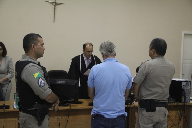 Momento em que o juiz lia a sentença final ao réu. 27 anos de reclusão - Foto: Alexandre Lima
