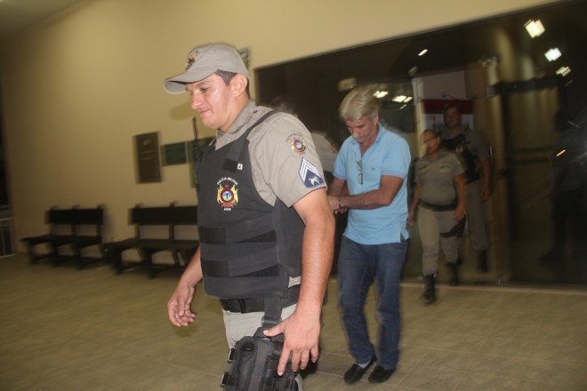Saída do condenado do Fórum de Brasiléia após 12 horas de julgamento - Foto: Alexandre Lima
