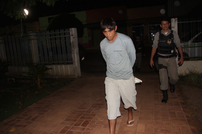 Chegada de Adriano na delegacia após ser preso em flagrante na casa do policial - Foto: Alexandre Lima