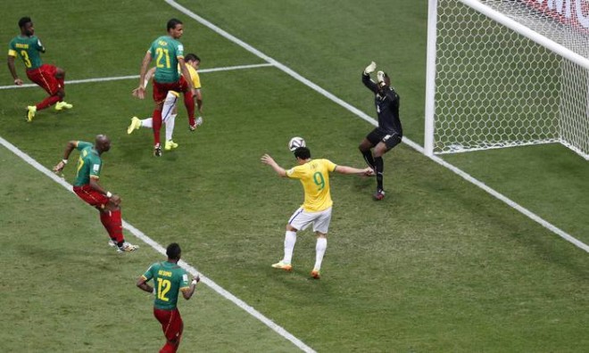 Fred recebe passe de David Luiz: de cabeça, atacante fez o terceiro gol do Brasil na partida - Jorge William / Agência O Globo