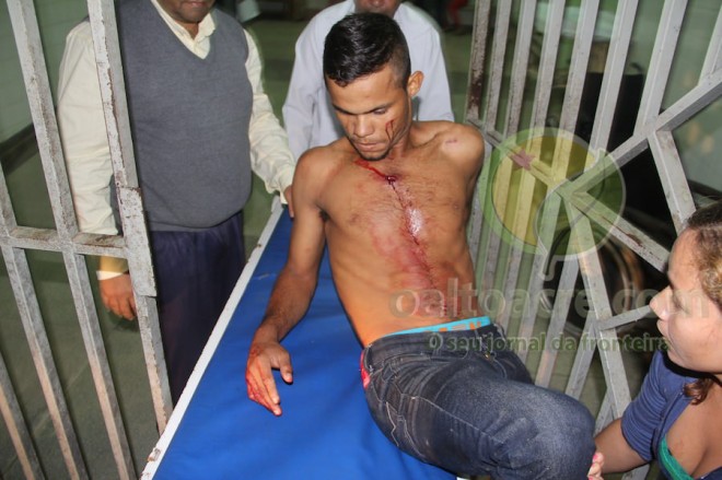    Anderson fugiu após ser atingido no peito e foi socorrido e levado ao hospital de Brasiléia - Foto: Alexandre Lima