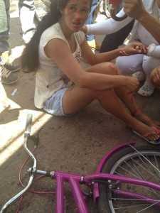 Cristina Rodrigues de Souza, sofreu vários ferimentos pelo corpo após cair da bicicleta - Foto: Alexandre Lima