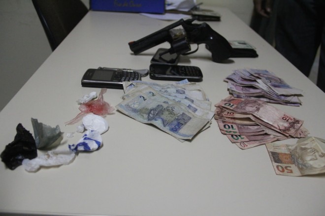 Arma, dinheiro proveniente do comércio ilegal e droga foram apreendido no local - Foto: Alexandre Lima