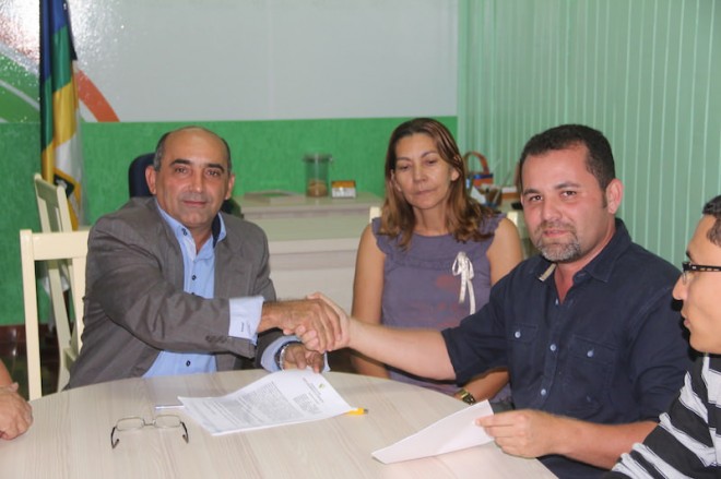 Everaldo Gomes cumprimenta o empresário após assinatura do contrato para o Brasiléia Folia 2014 - Foto: Alexandre Lima