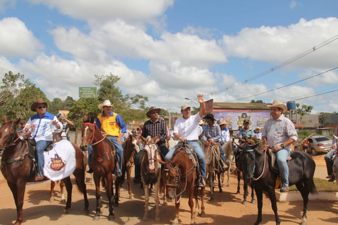 Prefeito André Hassem com seus convidados abriram a 2ª Cavalgada 2014 - Fotos: Alexandre Lima