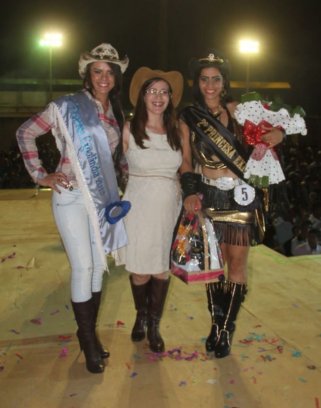 Primeira Dama de Epitaciolândia, Leane Hassem (c), entrgou o prêmio para segunda colocada, Lili Silva (direita) - Foto; Alexandre Lima