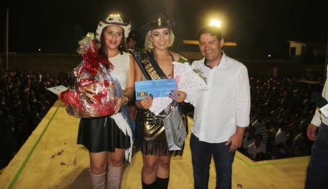 Thay Tavares (centro), recebe a faixa da ganhadora de 2013, Dara da Silva Paula, e do prefeito André Hassem - Foto: Alexandre Lima