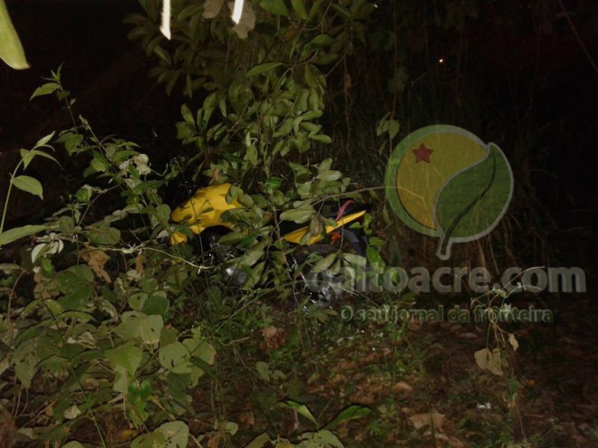 Moto estava escondida dentro do mato próximo ao prédio da Receita Federal em Epitaciolândia - Foto: Alexandre Lima