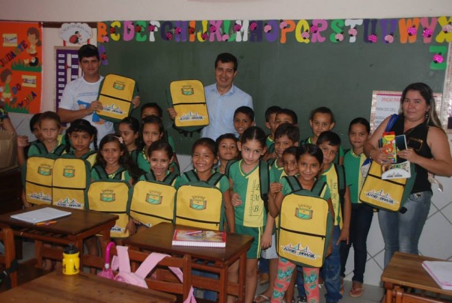 Alunos recebem kits escolares da prefeitura de Assis Brasil