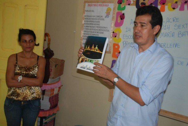 Prefeito Humberto Filho, durante entrega de kits escolares aos estudantes das escolas municipais/Foto: Cherlisvan
