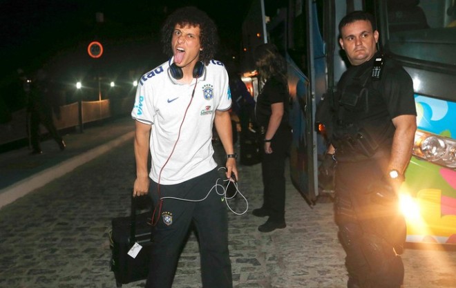 David Luiz brinca na chegada da seleção brasileira a Fortaleza (Foto: Rafael Ribeiro / CBF)
