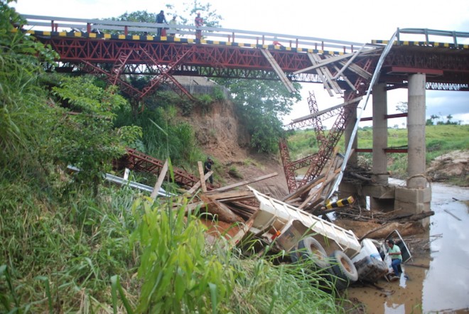 Em dezembro de 2013, a ponte não resistiu ao peso de uma caçamba - Foto: Sherlivam Cavalcante/arquivo