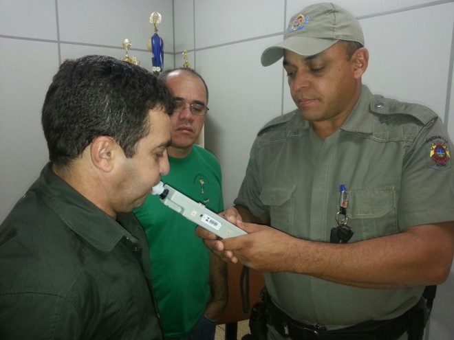 Médico Edson Braga prestou esclarecimentos às autoridades e fez o teste do bafômetro - Foto: Almir Andrade