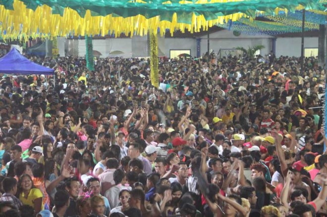 Um mar de foliões lotou a praça Ugo Poli em Brasiléia no segundo dia