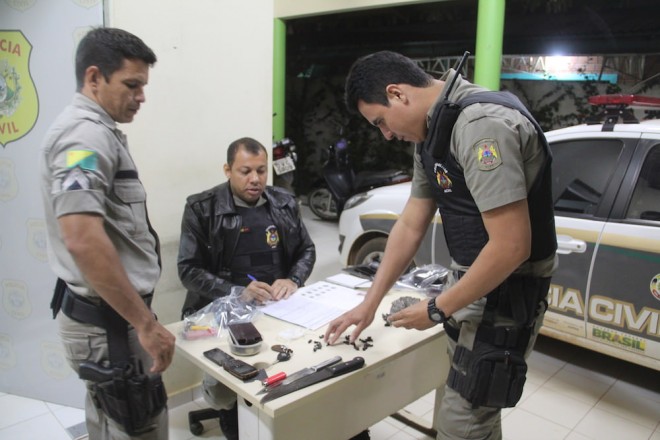 Polícia contam e separam para relatório, tudo que foi apreendido durante a operação - Foto: Alexandre Lima