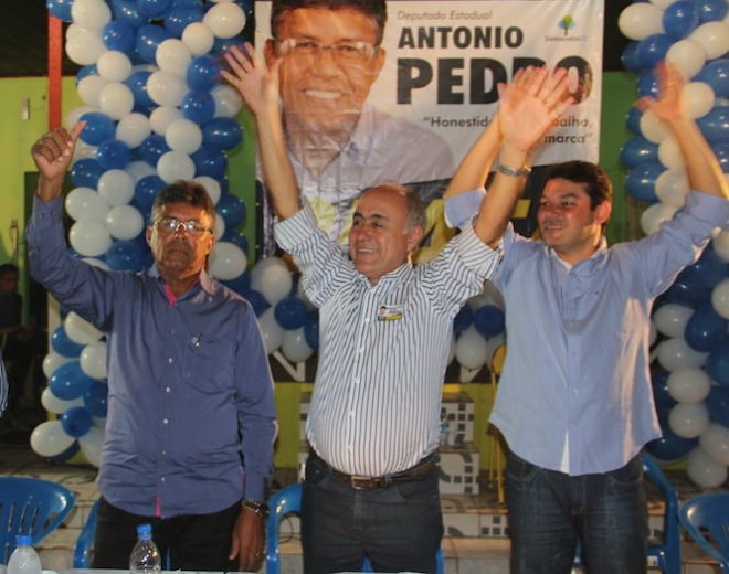 O empresário Antonio Pedro (esquerda), ao lado de Bocalom e Duarte, lançou sua campanha a deputado estadual na cidade de Xapuri - Foto: Alexandre Lima