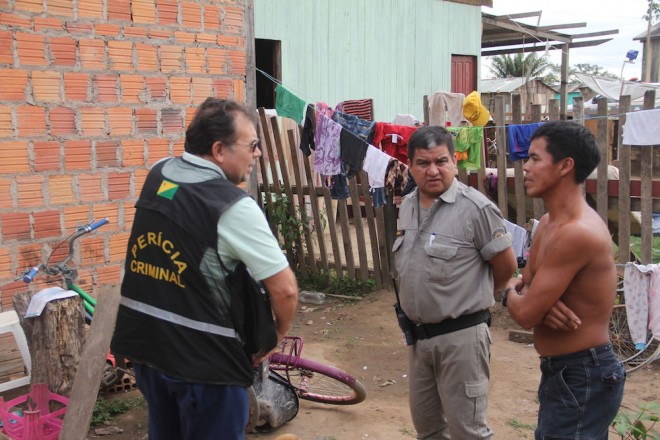Perito criminal esteve no local conversando com o padrasto, o boliviano Jhony Guzman Tupa (39) - Foto: Alexandre Lima