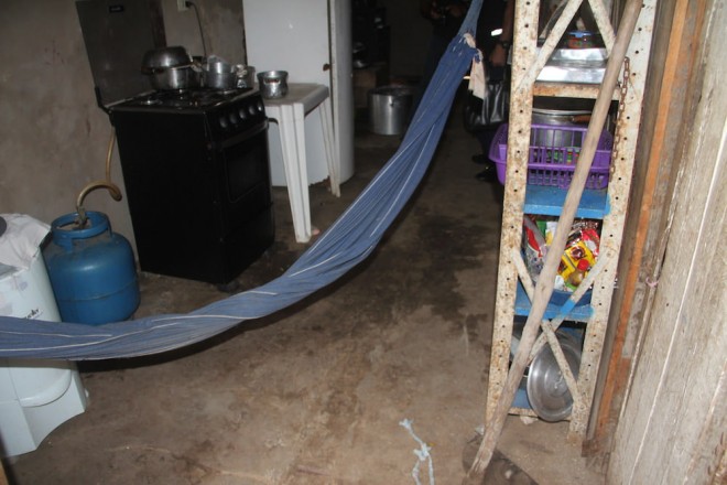 Jovem foi localizada agonizando dentro da rede atada na cozinha - Foto: Alexandre Lima