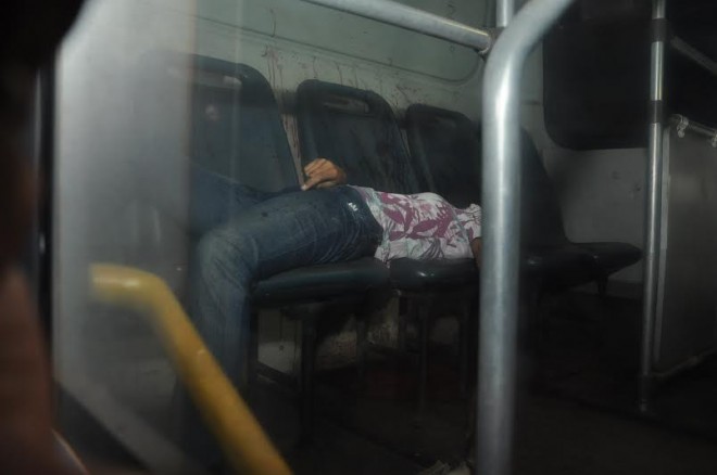 O corpo da jovem, sem cabeça, ficou caído em cima das cadeiras do ônibus/Fotos: Selmo melo/Agência ContilNet