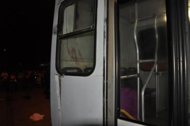 A janela do ônibus ficou danificada após bater em um poste