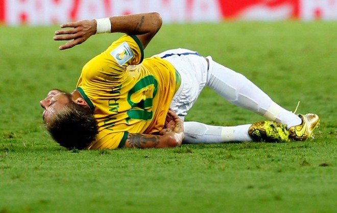 Neymar ficou se contorcendo no gramado após sofrer a pancada (Foto: Reuters)
