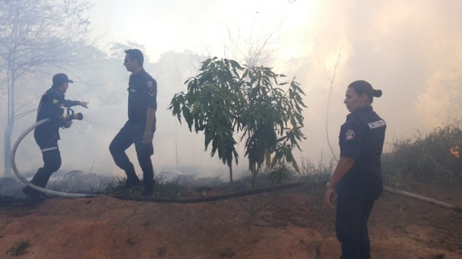 Trabalho dos Bombeiros foi importante para apagar as chamas e evitar tragédias - Foto; Alexandre Lima