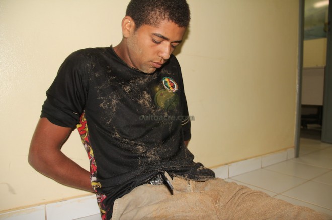 Iranildo foi preso no Bairro Leonardo Barbosa e ainda tentou fugir mais cercado pelos agentes civis e militares - Foto: Alexandre Lima