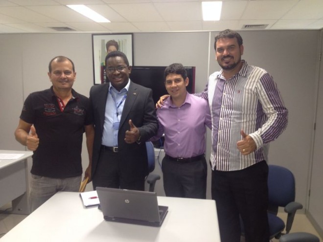 Da esquerda para direita: empresário Aldeísio Teixeira da Carvalho, gerente da Caixa Enéias Duarte Tolentino e no canto direito, presidente do SINCOBRAS, Júnior Revollo. 