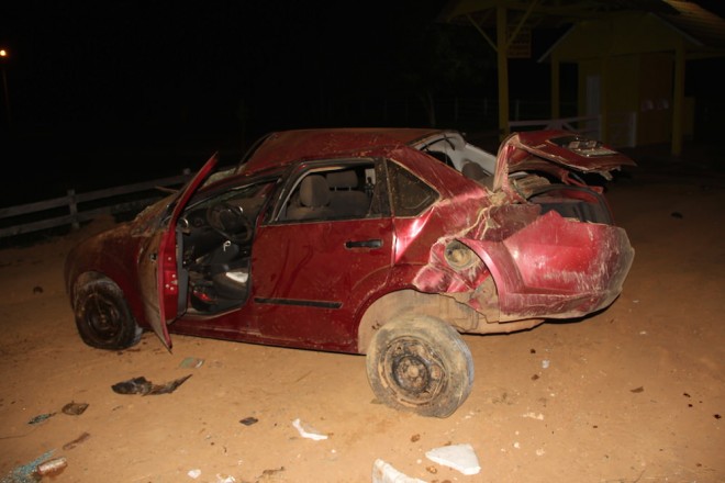 Carro ficou destruído após capotar por duas ou três vezes quando chega na zona urbana de Brasiléia - Foto: Alexandre Lima