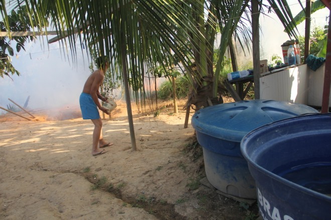     Um dos moradores jogava águas com balde para que as chamas não alcançasse sua casa - Foto; Alexandre Lima