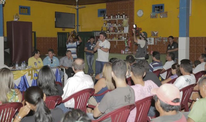 Gladson conversa com moradores de Assis Brasil durante agenda na cidade/Foto: Suamy Beydoun