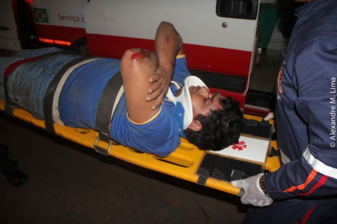 Antonio caiu na Avenida após passar no quebra molas e sofreu arranhões pelo corpo - Foto: Alexandre Lima