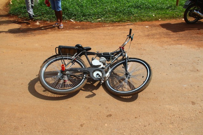 Bicicleta recebeu um motor a gasolina - Foto: Alexandre Lima