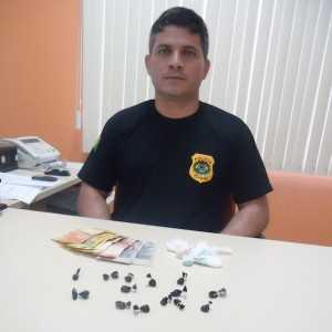 Delegado Sergio Lopes, titular de Epitaciolândia com parte da droga apreendida