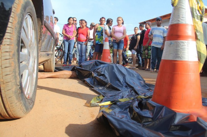 Vítima teve morte brutal ao ser atropelada pela carreta de gás boliviana - Fotos: Alexandre Lima