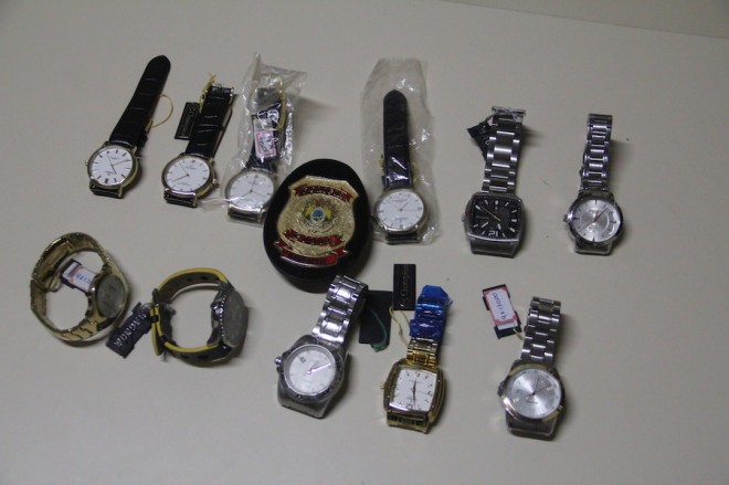Parte dos relógios roubados pelos menores que tem várias passagens pela delegacia - Foto: Alexandre Lima