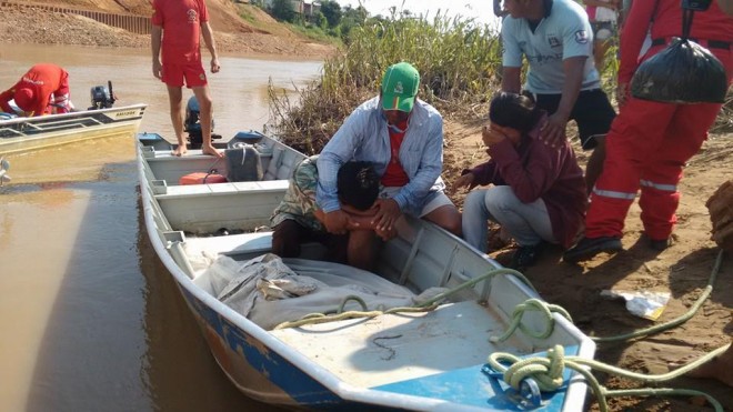 Familiares foram a margem do rio Acre para identificar o corpo da criança - Foto: Almir Andrade