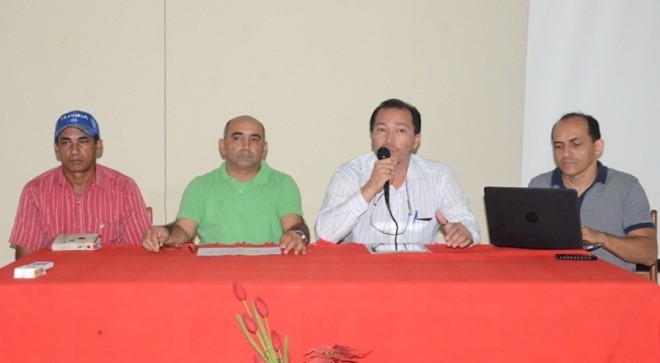 Everaldo Gomes, (camisa verde), esteve na reunião junto com o representante do Incra no Acre em Brasiléia - Foto: Assessoria