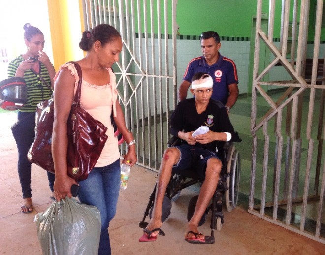 Mãe do jovem o acompanhou até capital, onde seria operado devido o trauma na cabeça - Fotos: Almir Andrade