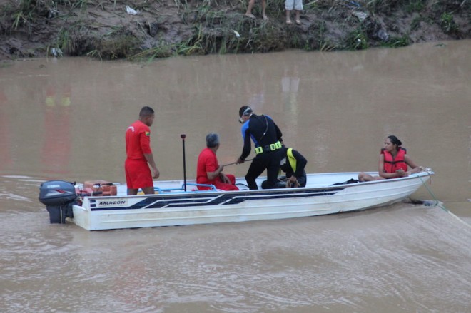 Bombeiros brasileiros do 5º Batalhão do Alto Acre ajudaram na busca do corpo da criança - Foto: Alexandre Lima