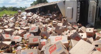 Carreta com carga de óleo tomba na BR 317 e motorista escapa ileso
