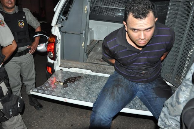 Acusado foi preso pela polícia e levado à delegacia/Fotos: Selmo Melo/ContilNet Notícias